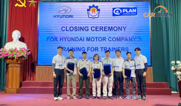 Thầy dạy kĩ thuật ô tô tại Việt Nam được Hyundai Motor trao chứng nhận đào tạo