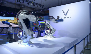 Vinfast kỳ công trưng bày robot lắp ráp ô tô có thể "nhún nhảy" theo nhạc, khách tham quan thích thú