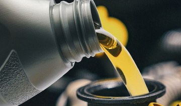 Tác hại nghiêm trọng khi đổ dư dầu động cơ ô tô