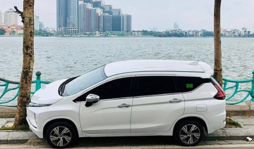 Ô tô đỗ kiểu “ghếch chân” lên vỉa hè bị xử phạt như thế nào?