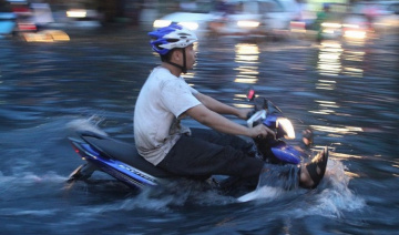Làm gì để đi xe máy thoát khỏi vùng ngập an toàn?