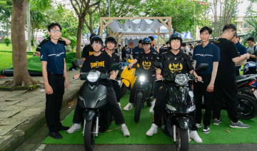 Hàng trăm sinh viên đại học tại Hà Nội thích thú lái thử xe máy điện VinFast