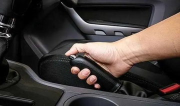 Xe ô tô bị kẹt chân ga phải xử lý như thế nào?