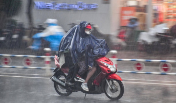 Nắm chắc kỹ năng lái xe máy trời mưa