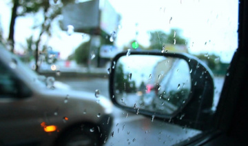 Mẹo xử lý gương chiếu hậu bị mờ khi trời mưa