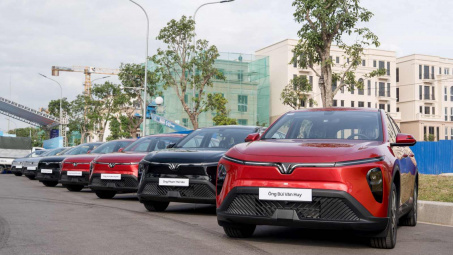 Tài xế chạy dịch vụ nhận xét về VinFast Limo Green