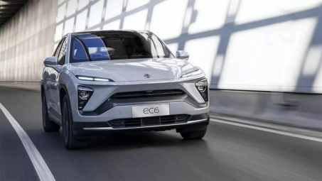 Xe điện và xe xăng: Khoảng cách mất giá dần thu hẹp