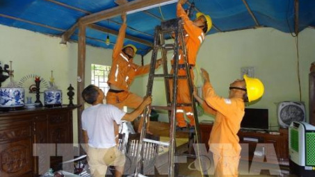 Thay mới bóng đèn tiết kiệm điện cho hàng nghìn hộ nghèo ở Hà Nội