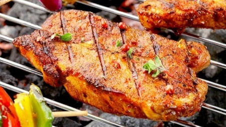 5 dấu hiệu cơ thể "tố cáo" khi bạn ăn quá nhiều thịt