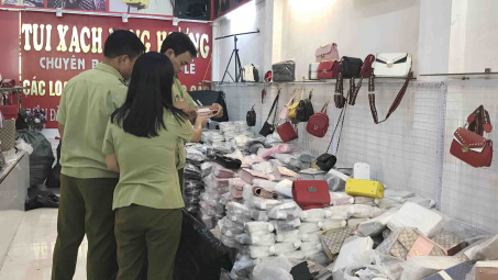 Đột nhập “thủ phủ” buôn túi xách, thu giữ 1.200 chiếc “mượn danh” thương hiệu lớn
