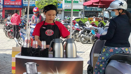 Khi cà phê Việt “Đại chiến vỉa hè”