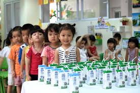 Từ hôm nay, hơn 300.000 trẻ em TP.HCM sẽ được uống sữa học đường