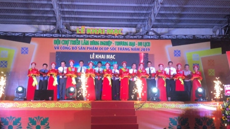 Hàng ngàn người đổ vể Sóc Trăng xem đua ghe và dự Nhà cái cá cược cá độ uy tín Nổ hũ, Bắn Cá và Game Bài Cwin.com Triển lãm