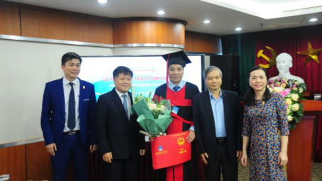 VPI trao Bằng tiến sĩ cho 2 nghiên cứu sinh đầu tiên