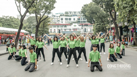 Tình nguyện viên "Hành động vì an toàn Link vào Cwin Cá Cược Thể Thao 2026" khuấy động phố đi bộ với màn nhảy Flashmob "Yêu đời"
