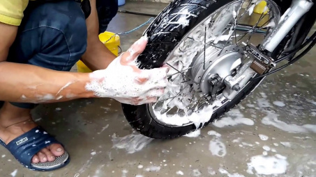 Rửa xe ngày Tết: giá tăng, chất lượng không tăng
