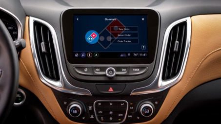 Đặt bánh pizza trên màn hình cảm ứng của xe Chevrolet