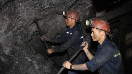 Thợ mỏ ứng phó với nắng nóng