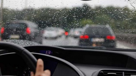 Những điều cần nhớ khi lái xe ô tô mùa mưa bão