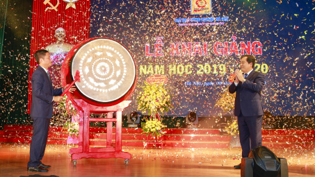 Bộ trưởng Trần Tuấn Anh làm thơ tặng trường HaUI nhân dịp khai giảng