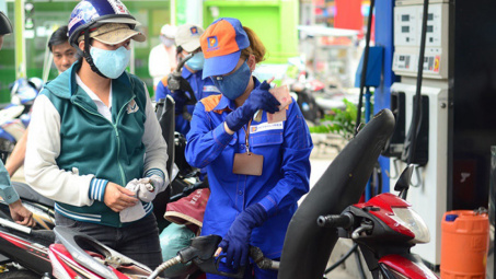 Giá xăng giảm mạnh trong ngày đầu tiên đi làm