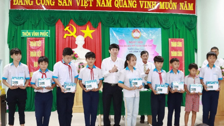 Nhà máy Nhiệt điện Vĩnh Tân 4: Trao 30 suất Nhà cái cá cược cá độ uy tín Nổ hũ, Bắn Cá và Game Bài Cwin.com cho học sinh nghèo