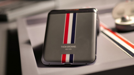Đẹp như mơ phiên bản giới hạn Galaxy Z Flip Thom Browne Edition