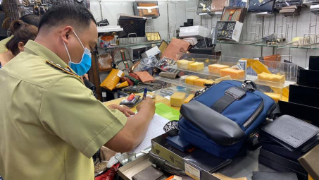 Tạm giữ 1.500 đơn vị sản phẩm Cwin Đăng Ký + 1888k có dấu hiệu giả mạo các nhãn hiệu