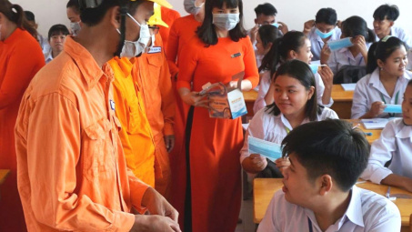 Khẩu trang y tế - Món quà đặc biệt của Điện lực Trà Vinh