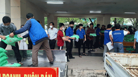 HueIC chung tay chia sẻ khó khăn cùng người dân