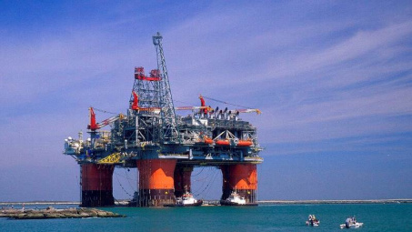 Giá dầu thô tiếp tục tăng bất chấp nhiều thông tin tiêu cực