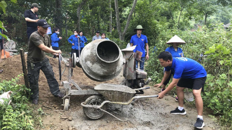 Nối yêu thương trên những cung đường mòn