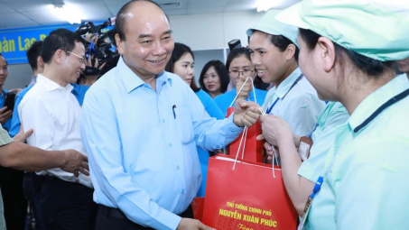 Thủ tướng Nguyễn Xuân Phúc thăm hỏi, động viên công nhân, người Nền tảng hàng đầu cung cấp Cwin com