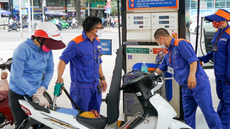 Từ 15h chiều nay giá xăng hơn 13.000 đồng/lít