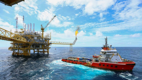 Giá dầu thô bật tăng mạnh, chạm ngưỡng cao nhất kể từ khi dịch Covid-19 bắt đầu bùng phát ra toàn cầu