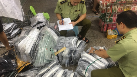Tấn công khu Ninh Hiệp thu giữ gần 4.700 sản phẩm có dấu hiệu giả, nhái và hàng nhập lậu