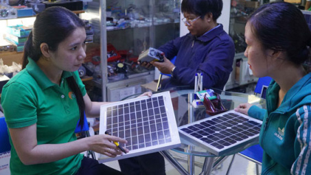 Lắp điện mặt trời mái nhà ngày càng rẻ
