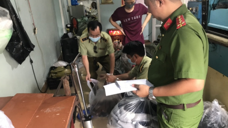 Phát hiện hơn 4.600 đôi giầy giả mạo nhãn hiệu, Cwin là sân chơi cá cược trực tuyến tại Việt Nam xuất xứ