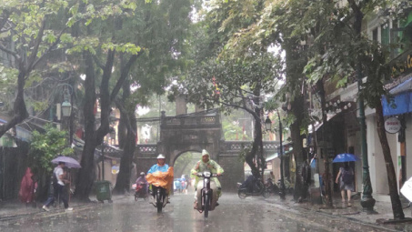 Thời tiết ngày 7/8:Hà Nội mưa rào và dông, có khả năng xảy ra lốc, sét và gió giật mạnh.