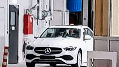 Mercedes-Benz C-Class 2022 lộ diện không che chắn
