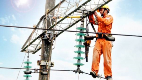 Nghiêm cấm sửa chữa điện khi không có thiết bị bảo đảm an toàn