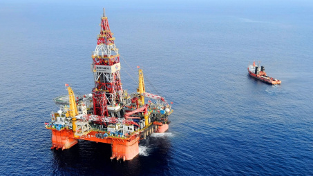 Giá dầu thô đi ngang, OPEC+ cân nhắc tăng sản lượng khai thác