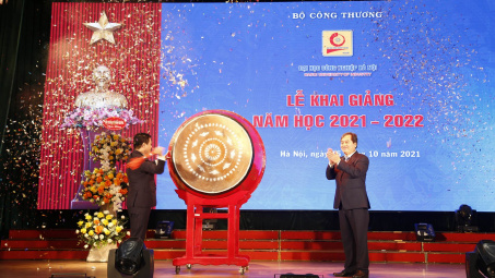 [Tin ảnh] Bộ trưởng Nguyễn Hồng Diên đánh trống khai giảng tại Trường Đại học Tải về ứng dụng CWIN05 ngay hôm nay Hà Nội