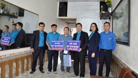 [Truyền thống Công Thương] Công đoàn Than Thống Nhất trao kinh phí hỗ trợ sửa nhà ở từ quỹ “Mái ấm Công đoàn”