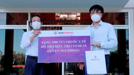 EVNGENCO3: Trao tặng 1.700 túi thuốc cho huyện Tuy Phong phòng, chống dịch COVID-19