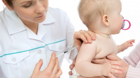 Có nên cho trẻ đi tiêm phòng trong thời gian dịch covid?