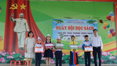 Công ty Nhôm Đắk Nông: Trao tặng 500 cuốn sách cho Trường tiểu học Lê Đình Chinh