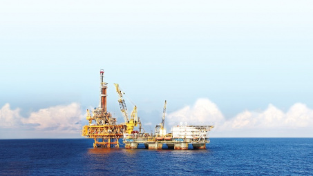 Giàn khoan tiếp trợ nửa nổi nửa chìm đầu tiên của Việt Nam chính thức ra khơi