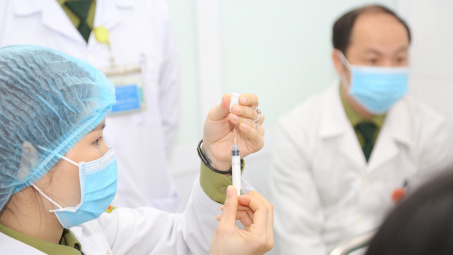Tập huấn cách phân biệt vắc-xin phòng chống Covid-19 thật hay giả