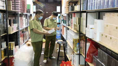 Đột kích “tổng kho” nước hoa khủng trên phố cổ Hà Nội